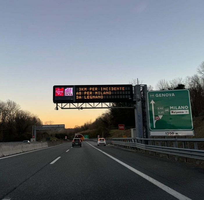 Ennesimo incidente sull'Autolaghi: chiuso il bivio per la A9 per lo scontro tra più veicoli. Tre chilometri di coda da Legnano verso Milano