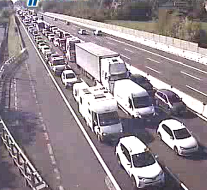Code sulla A8 tra Castellanza e Legnano per incidente (foto dalla webcam di Autostrade per l'Italia)