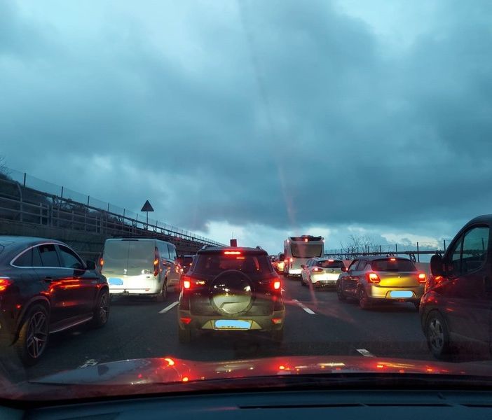 Liguria, d'inverno o d'estate non cambia nulla, l'autostrada è tutta una coda di auto