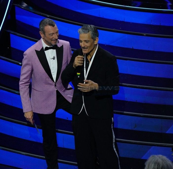 Amadeus e Fiorello sul palco dell'Ariston (foto Duilio Rizzo)