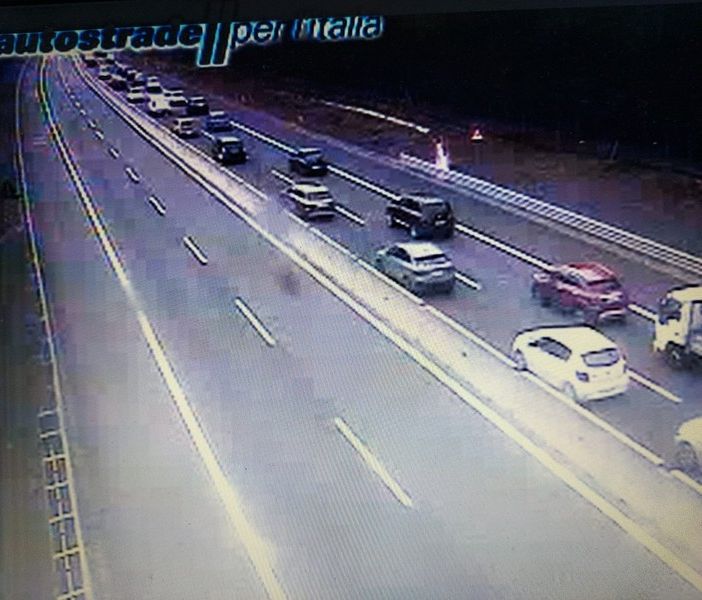 Grave incidente sull'autostrada, auto si ribalta a Vergiate. In volo anche l'elisoccorso, traffico in tilt