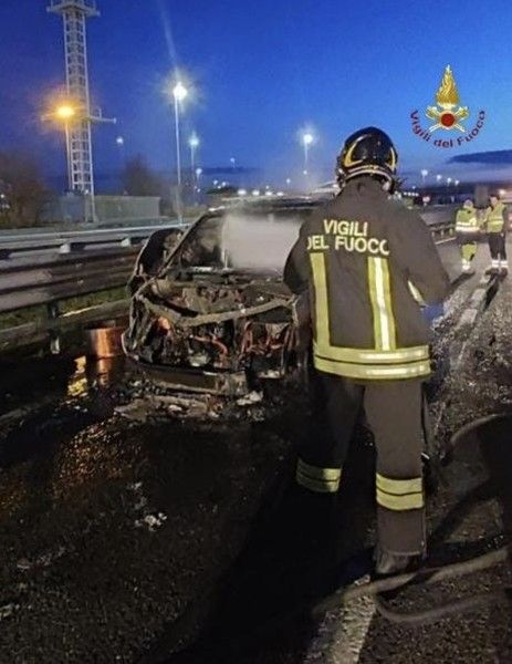 Furgone in fiamme: a bordo una bombola di gpl