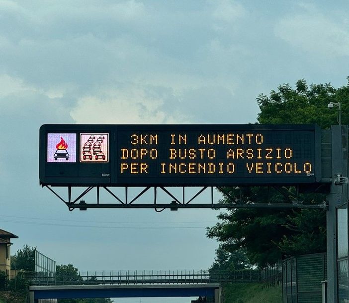 Veicolo in fiamme sull'Autostrada dei Laghi tra Busto e Castellanza, tre chilometri di coda verso Milano