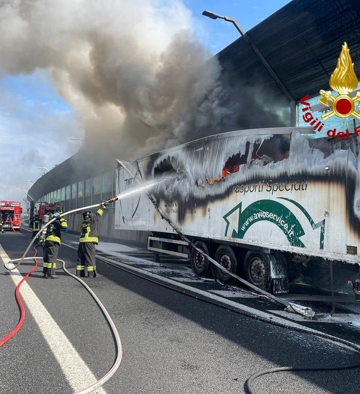 Il rimorchio del tir in fiamme sull'autostrada A4 nei pressi di Milano
