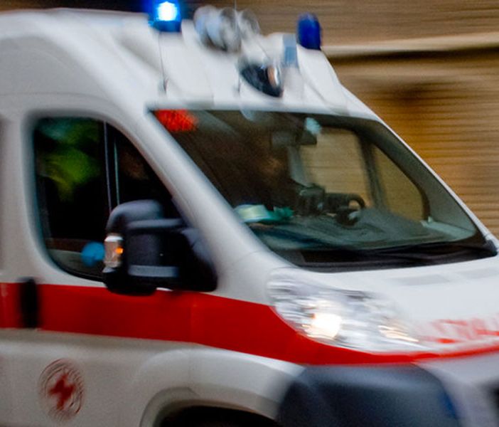 Gambolò: scontro tra auto e furgone in via Sforzesca, soccorse 7 persone