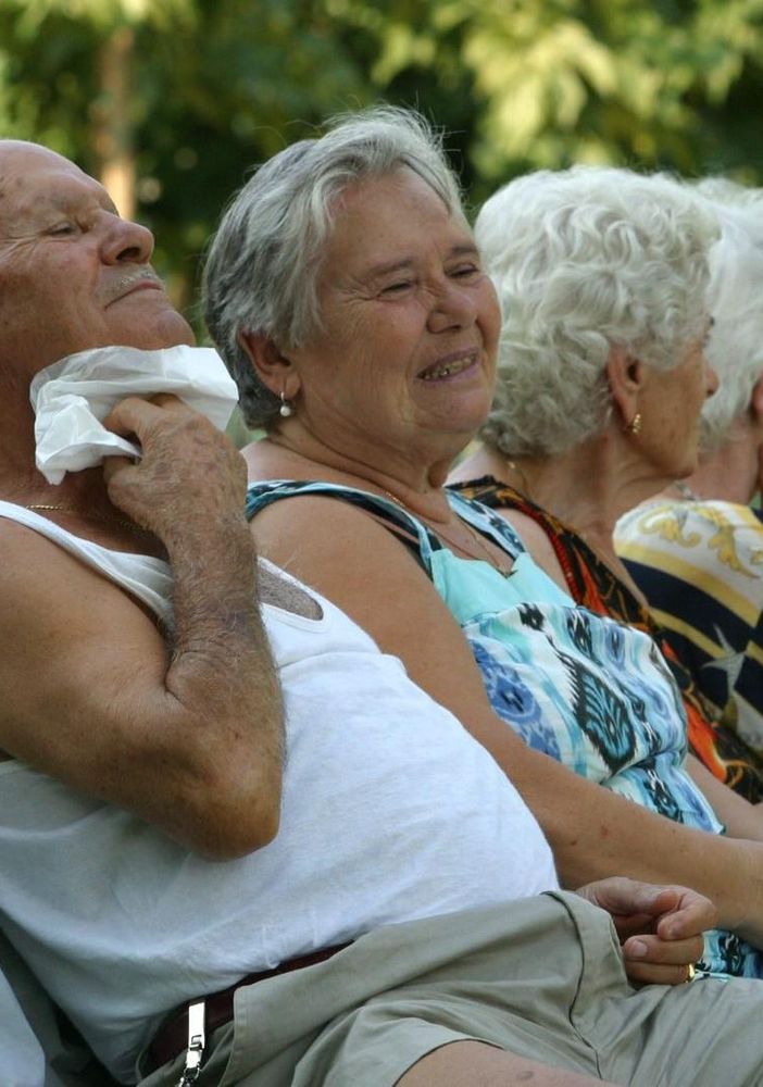 Ats Pavia raccomanda di fare attenzione alle alte temperature e attiva il numero verde dedicato alle persone più sensibili. Massima attenzione agli anziani.