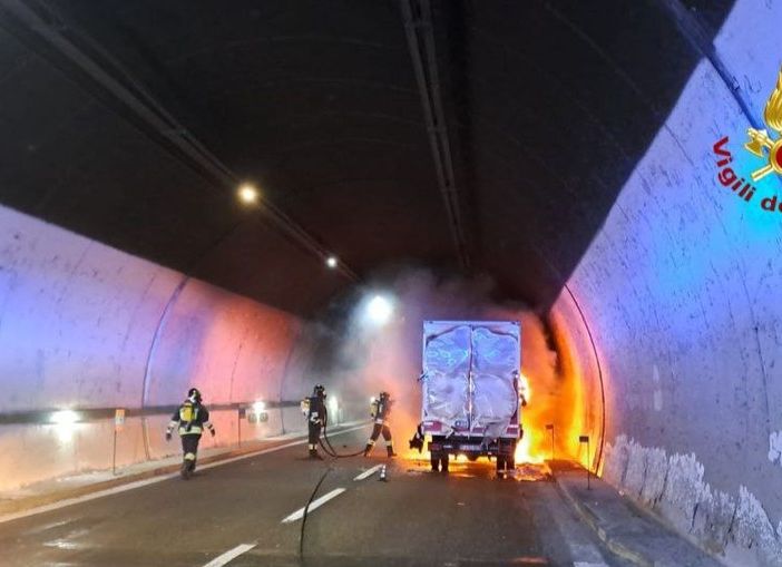 Il furgone in fiamme nella galleria dell'autostrada A26 a Baveno