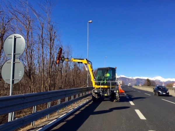 Potatura delle essenze arboree sull'Autostrada dei Laghi: chiuse per sei notti le uscite di Gazzada e Buguggiate