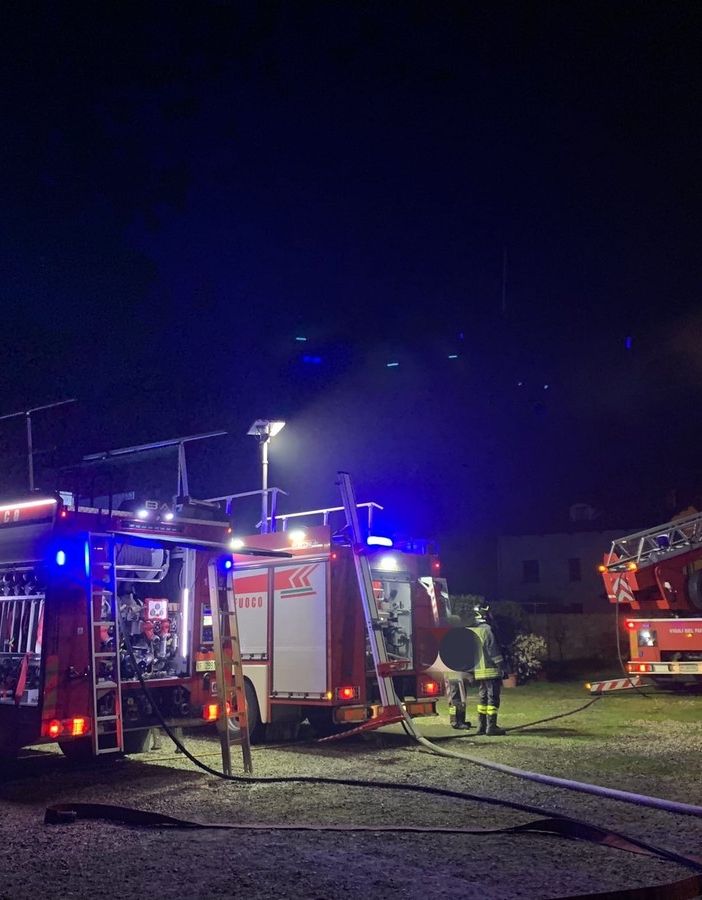 Gropello: tetto divorato dall'incendio, i Vigili del fuoco domano le fiamme dopo diverse ore