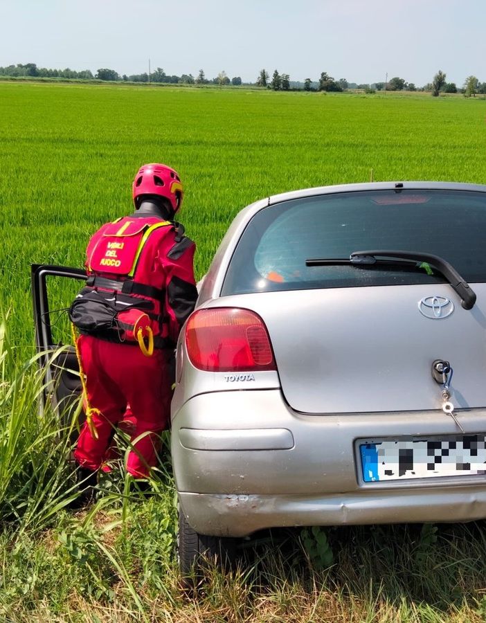 Pavia: finisce nel fosso con l'auto, intervengono i Vigili del fuoco