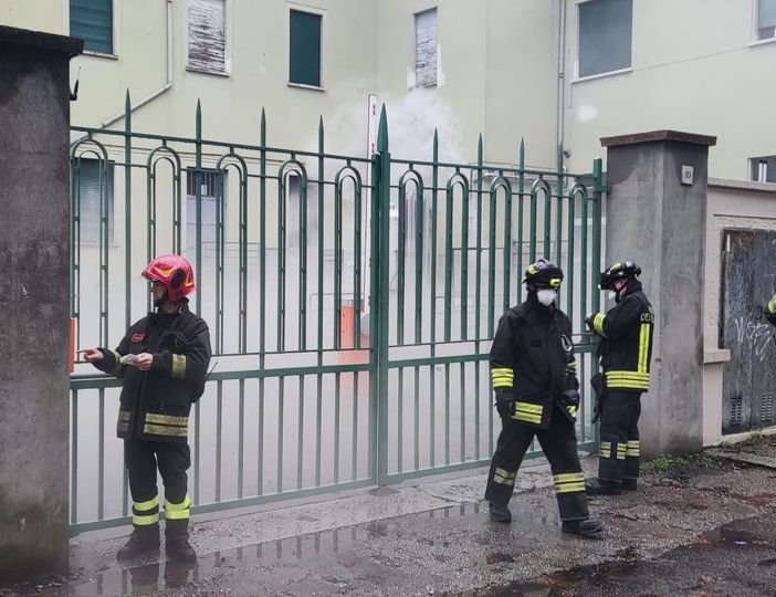 Pavia: perdita di azoto liquido in un cortile, sul posto i Vigili del fuoco
