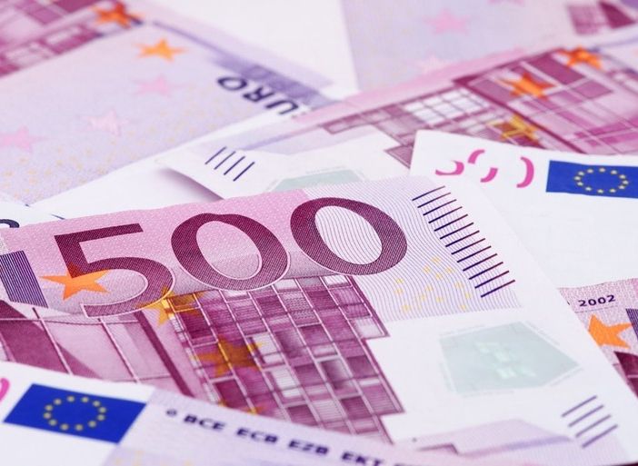 Trova per terra 500 euro in centro a Vergiate: le porta alla polizia locale