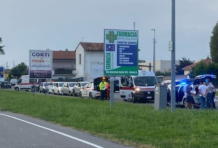 FOTO. Maxi tamponamento sul Sempione a Busto: 24enne incinta portata al pronto soccorso