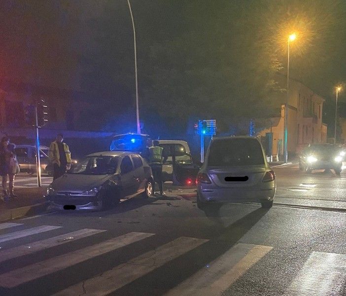 FOTO. Scontro tra un carro funebre e un'auto a Busto: due persone soccorse