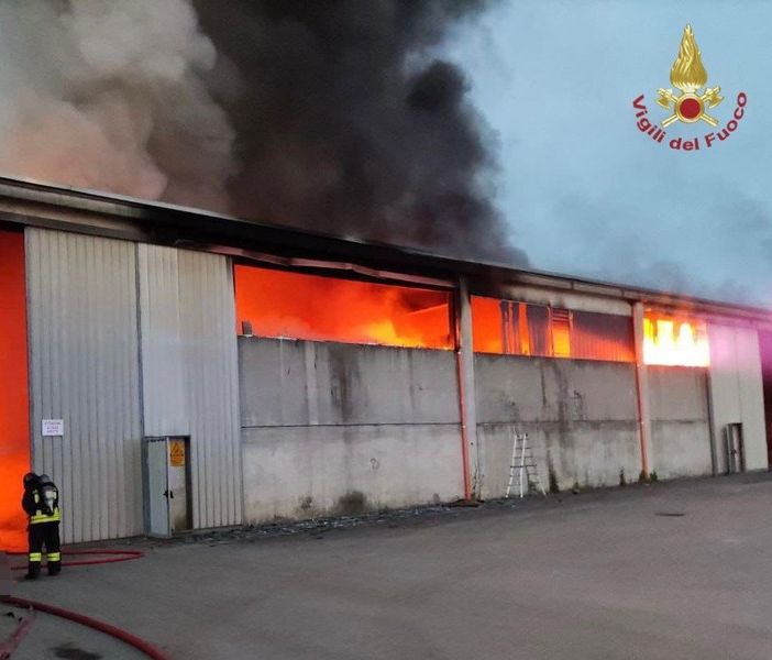 Casei Gerola: incendio capannone di rifiuti, i sindacati dei Vigili del fuoco di Pavia chiedono maggiori strumenti per intervenire sul territorio