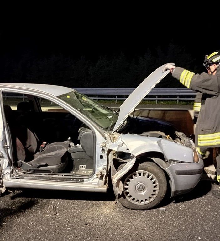 Schianto sull'autostrada tra Busto e Gallarate, un ferito estratto dall'auto con l'ausilio delle pinze idrauliche