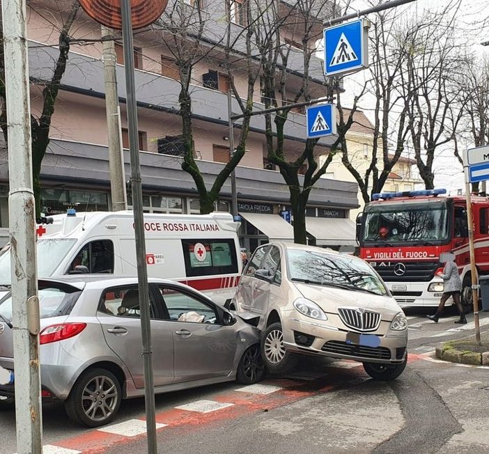 FOTO. Schianto tra due auto a Busto e nell'impatto una finisce sopra all'altra: soccorsi i due conducenti
