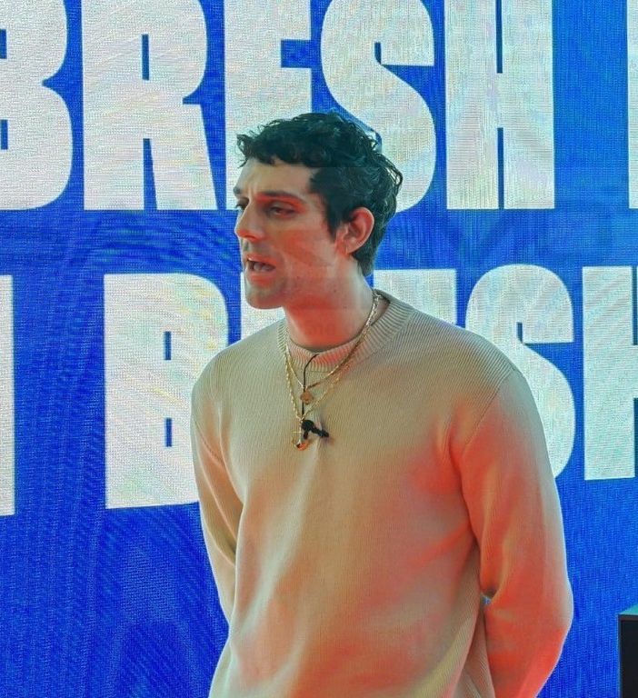 Festival di Sanremo 2025: Bresh esce dalla sua 'Tana del granchio' e fa il bagno di folla al Sony Music Store