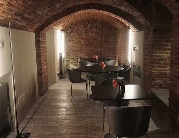 (nella foto una delle cantine interne nel seminterrato del Caffè Commercio)