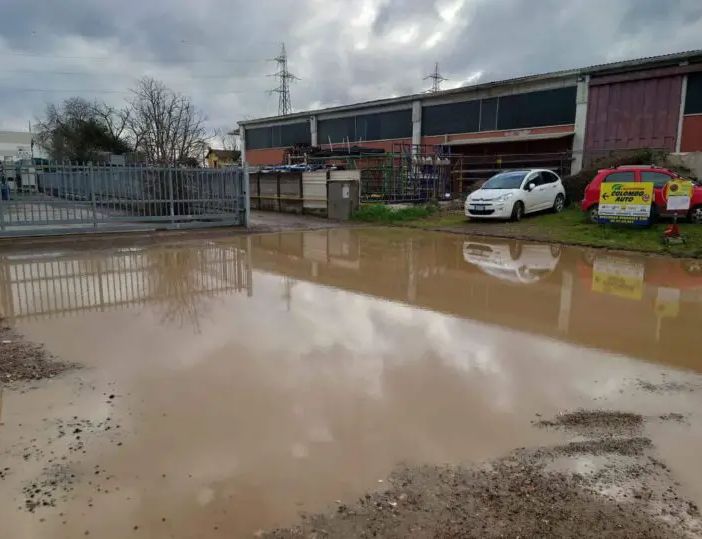 Boffalora sopra Ticino, viale dell’Industria allagato da settimane, imprenditori infuriati: “I lavori di rifacimento della strada sono fermi”