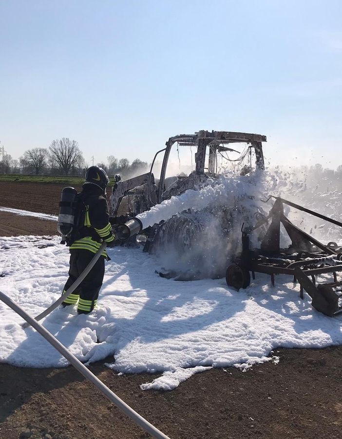 San Genesio: trattore divorato da un incendio a Cascina Comairano