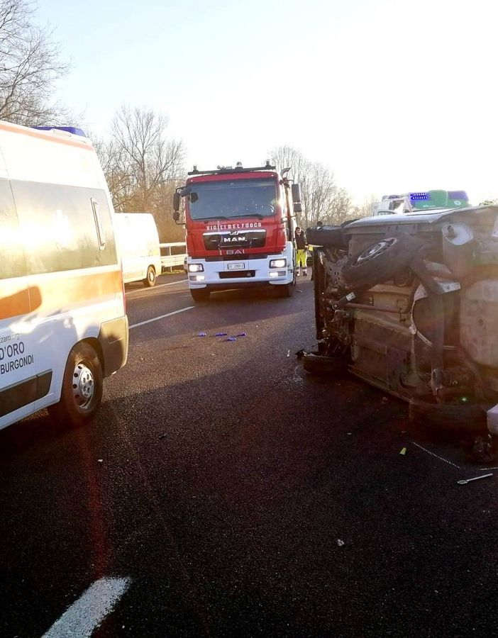 Gropello: si ribaltano con l'auto sulla A7, gravemente ferite due persone