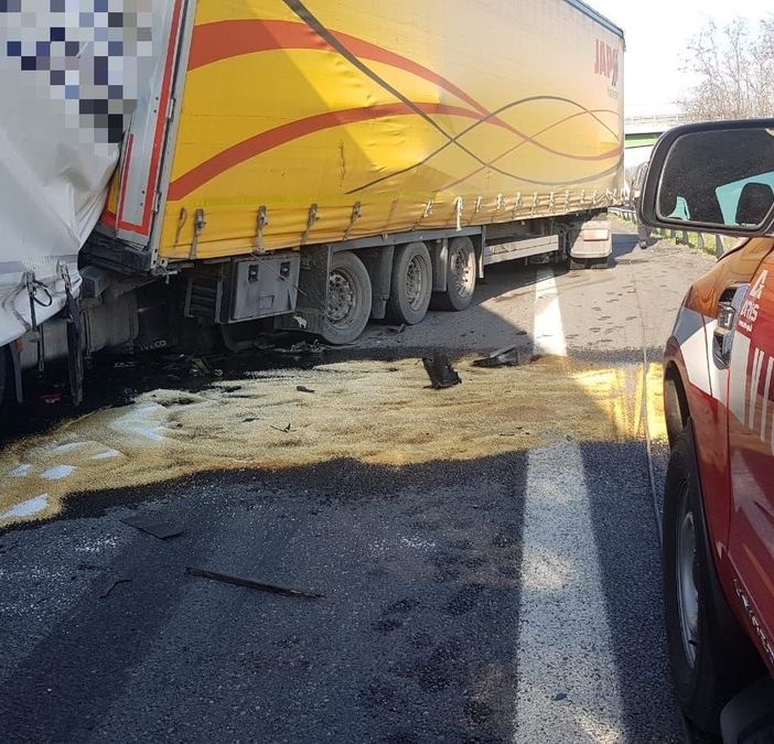 Scontro tra camion sull'autostrada Torino-Piacenza, traffico in tilt