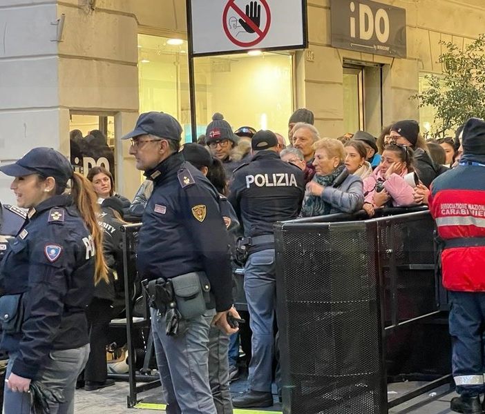 Sanremo: troppe persone all'interno della zona rossa in centro, chiusi i varchi e attimi di tensione
