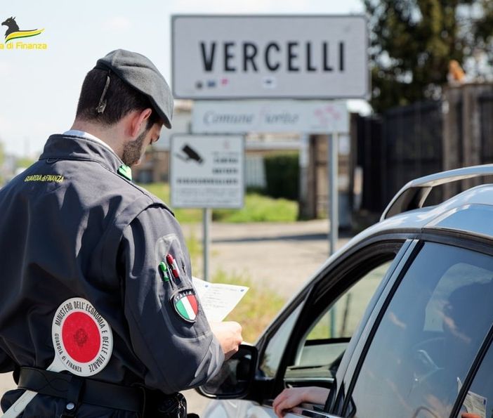 Controlli della Guardia di Finanza al mercato: sequestrati 26mila cosmetici non sicuri