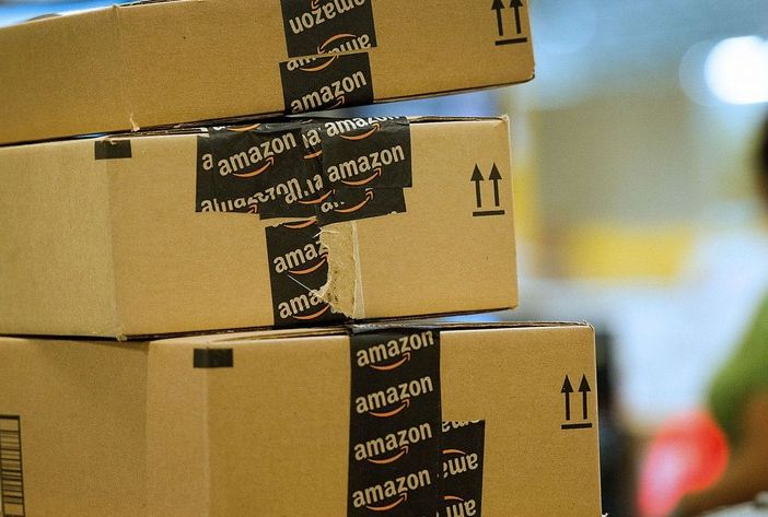 Amazon cerca fornitori di beni e servizi per il centro di Novara