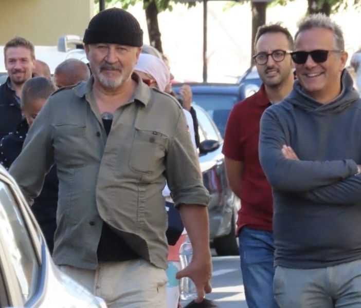 La camminata a 6 zampe con Stefano Chiodaroli porta allegria tra le vie di Busto Arsizio