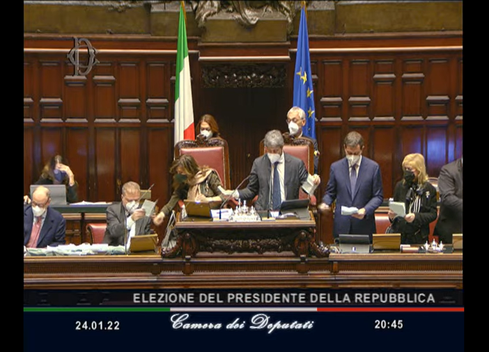 Quirinale, una valanga di schede bianche. Voti per Bossi, Giorgetti, Cartabia e Fagioli