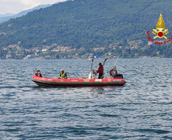 VIDEO E FOTO. Recuperato dai sommozzatori il cadavere rinvenuto nel pomeriggio sul fondo del lago Maggiore a Castelveccana