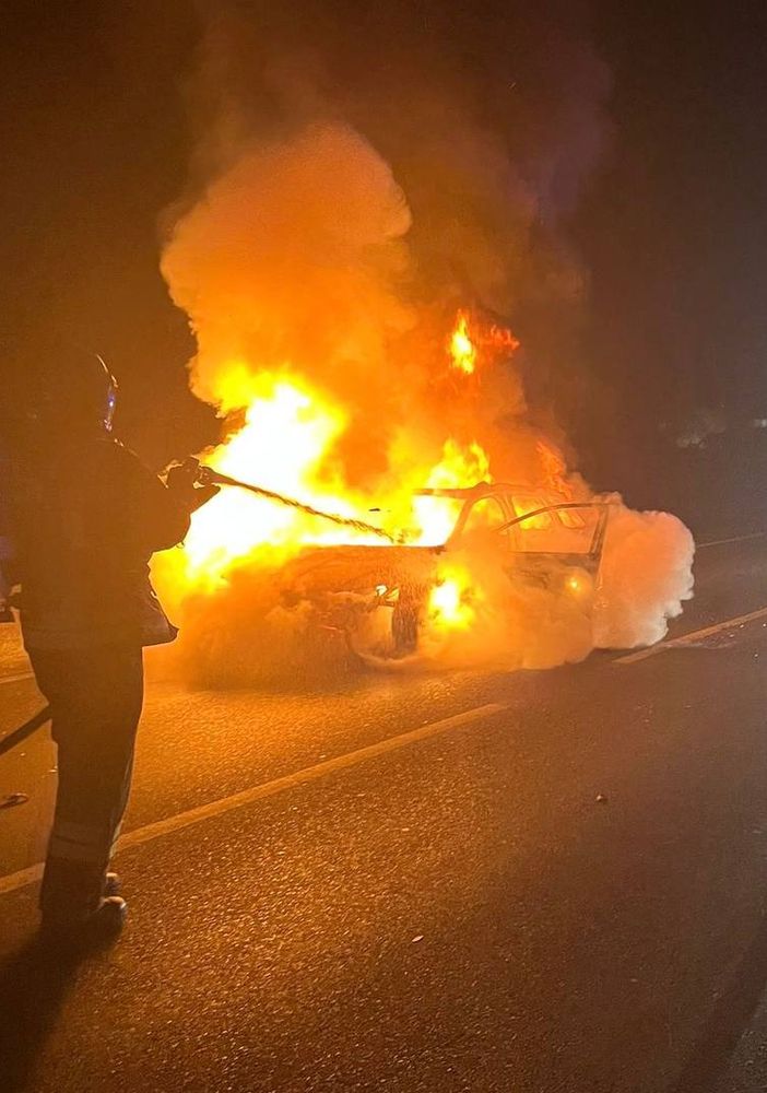 Ceretto: auto divorata dalle fiamme sulla provinciale 23, strada chiusa momentaneamente