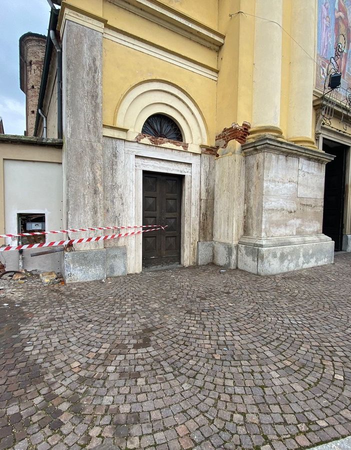 Zeme: con l'auto si schianta contro il muro della chiesa parrocchiale
