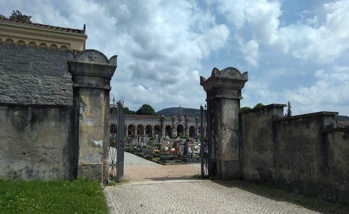 Tragedia a Luino, uomo di 88 anni muore sulla tomba della moglie