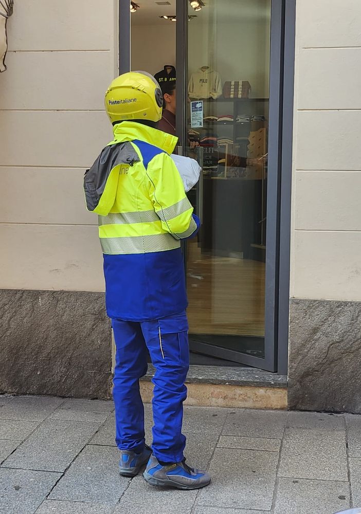 Poste Italiane: crescono i pacchi consegnati in provincia di Pavia