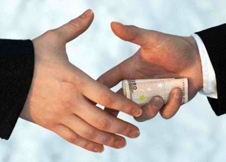 Magenta, minacciato da due anni: “Compra questo anello, altrimenti finisce male”