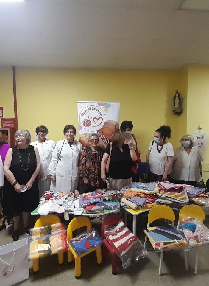 Progetto &quot;Cuore su Cuore&quot;, consegna dei manufatti per i piccoli pazienti del reparto di pediatria e nido di Vigevano
