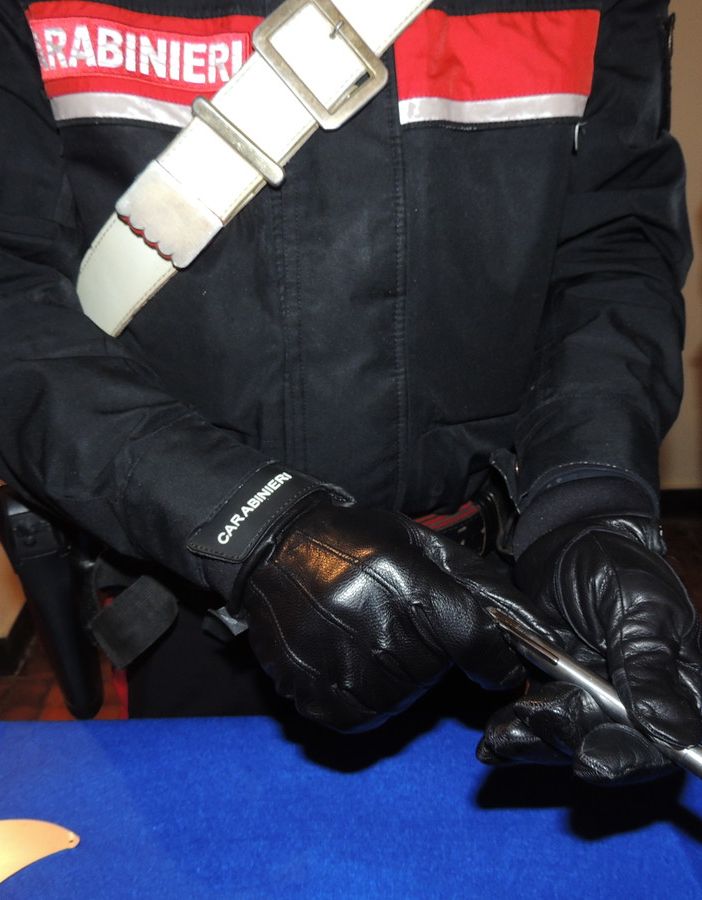 Casorate Primo, fugge all’alt con un’auto di grossa cilindrata: trovato in possesso di droga e di una “penna pistola”.