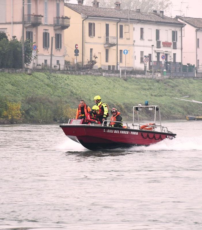 Pavia: uomo cade nel Ticino, in corso le ricerche con barche ed elicottero, le immagini