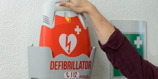Ha un attacco cardiaco per strada e cerca l’uomo in scooter che lo ha soccorso. Lo trova grazie a Facebook