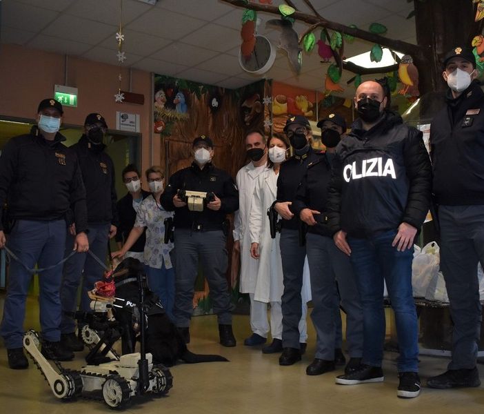 FOTO. Il cuore grande di polizia, artificieri e cinofili di Malpensa: portano doni e sorrisi ai piccoli ricoverati