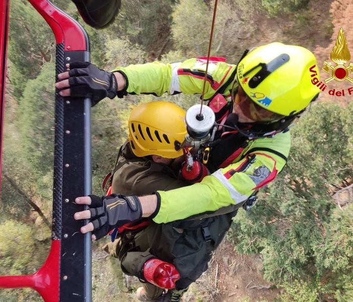 FOTO. Tre escursionisti travolti da una caduta sassi nella Bergamasca salvati dall'elicottero Drago 153 decollato da Malpensa