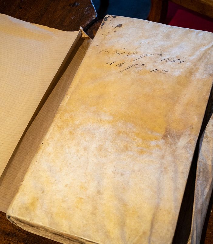 Broni riscopre i suoi tesori d’archivio: riemerge dalla polvere la prima deliberazione del consiglio comunale del 1648