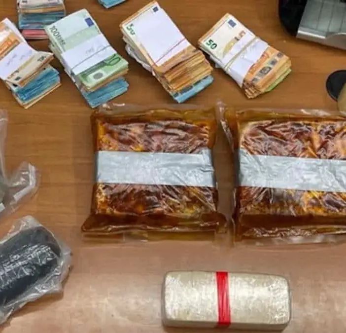 Milano: 70 mila euro e 5kg di eroina nella soppressata, 2 gli arrestati