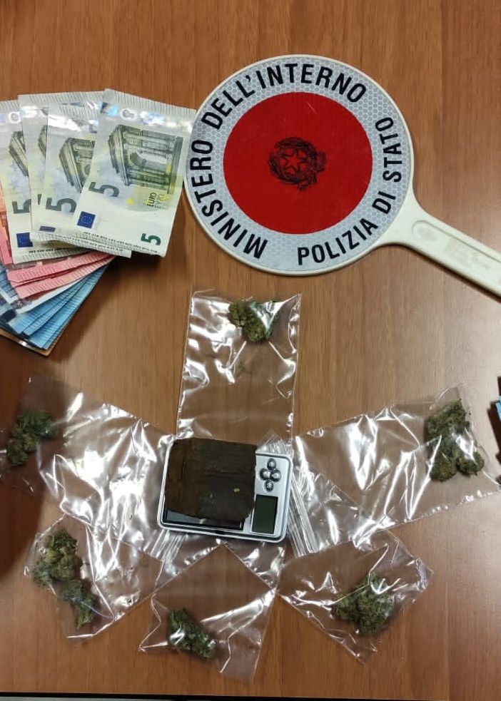 Pavia: market della droga in condominio, in manette un pusher 31enne