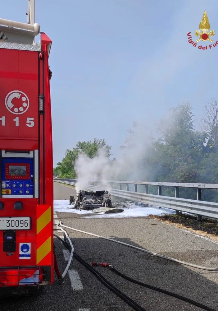 Auto ibrida distrutta dalle fiamme sull'autostrada Milano-Genova, illeso il conducente