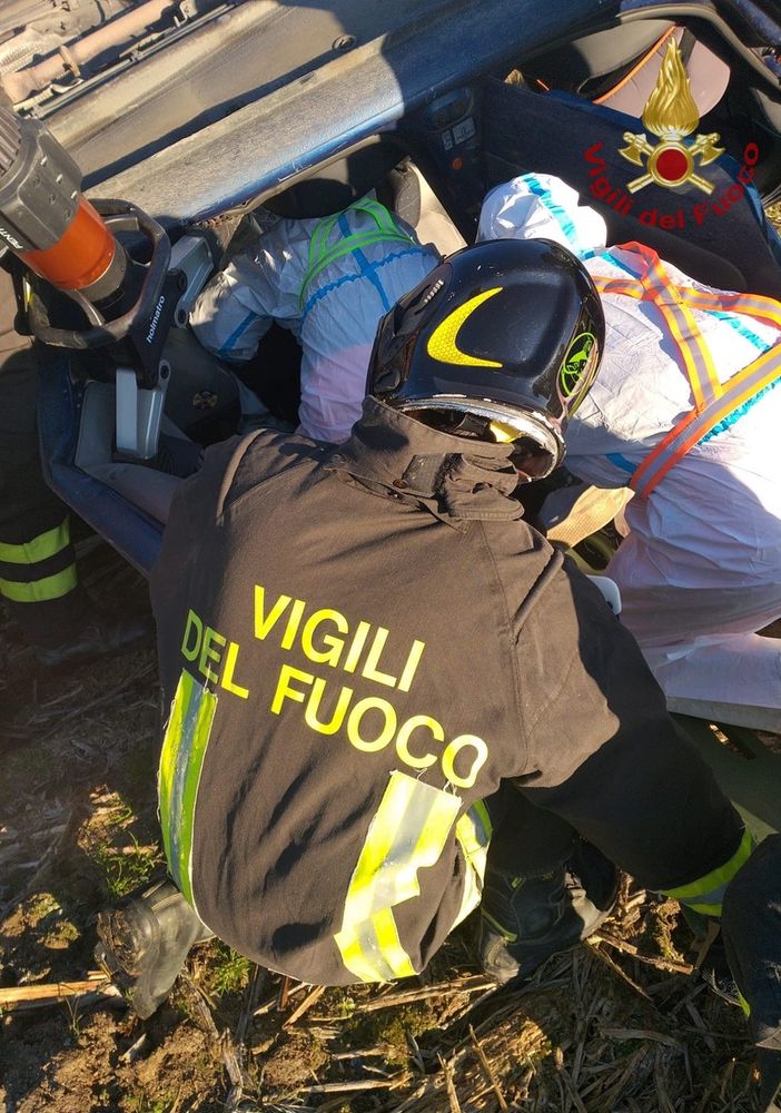 Pavese: si ribalta in un campo con l'auto, i Vigili del fuoco liberano il conducente dalle lamiere