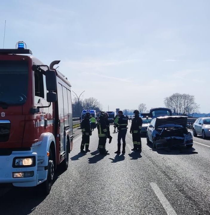 Scontro tra auto e furgone sull'autostrada A7, soccorsi 3 uomini